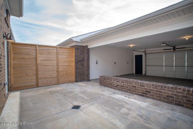 606 Burnett Farm Ln, Louisville, KY 40243