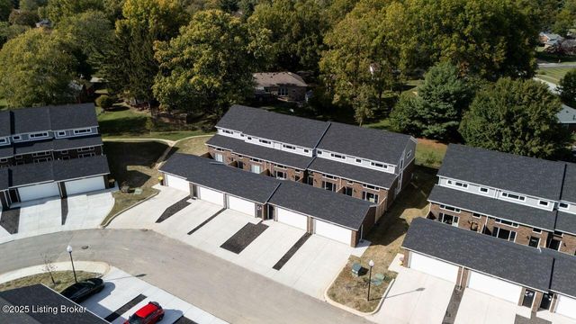 606 Burnett Farm Ln, Louisville, KY 40243