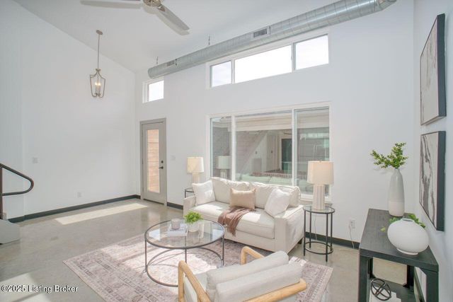 606 Burnett Farm Ln, Louisville, KY 40243