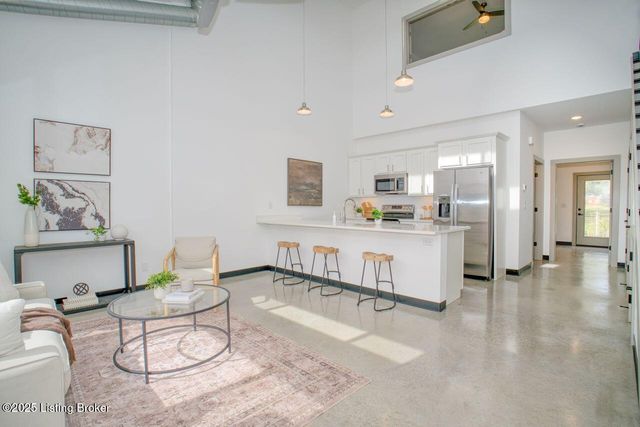 606 Burnett Farm Ln, Louisville, KY 40243