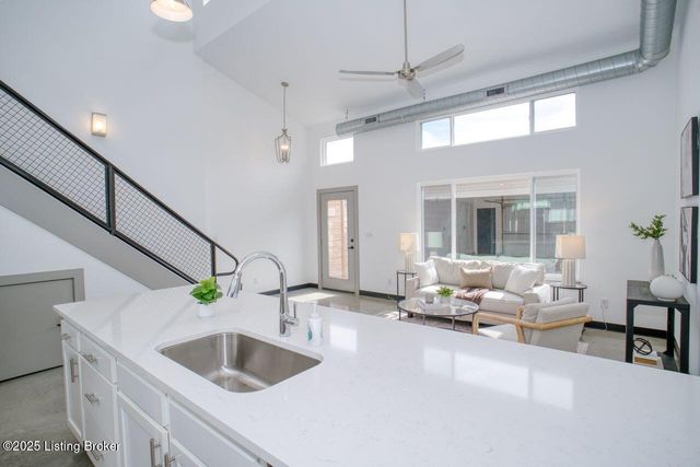 606 Burnett Farm Ln, Louisville, KY 40243