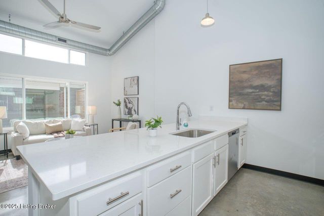 606 Burnett Farm Ln, Louisville, KY 40243