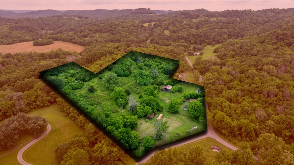 1495 Wolf Hill Rd, Bethpage, TN 37022