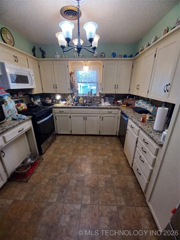 722 SW 4th, Checotah, OK 74426