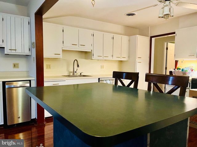 1989 FOREST LN, Allentown, PA 18103