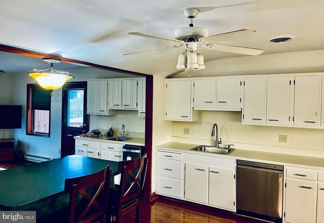 1989 FOREST LN, Allentown, PA 18103