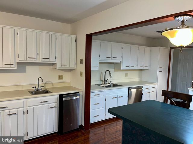 1989 FOREST LN, Allentown, PA 18103