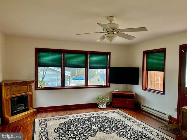 1989 FOREST LN, Allentown, PA 18103