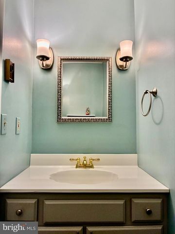 1989 FOREST LN, Allentown, PA 18103