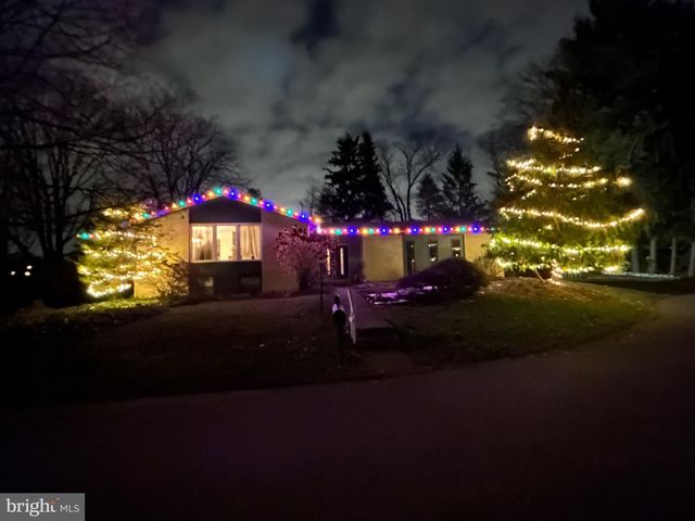 1989 FOREST LN, Allentown, PA 18103