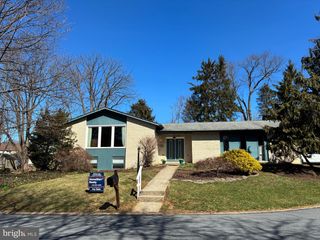 1989 FOREST LN, Allentown, PA 18103