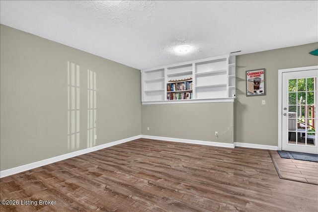 2410 Eastwood Cir, Crestwood, KY 40014