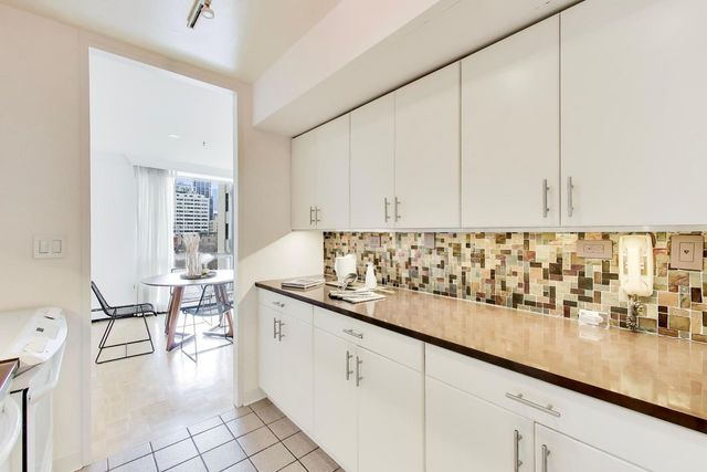 1310 N Ritchie Court 7B, Chicago, IL 60610