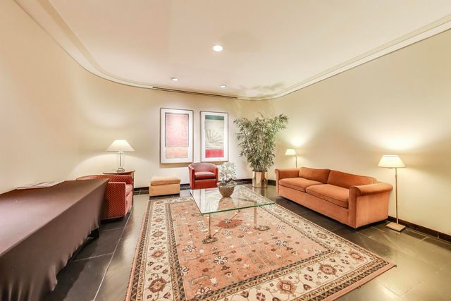 1310 N Ritchie Court 7B, Chicago, IL 60610