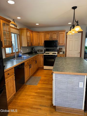 28 Bog Meadow Run, Saratoga Springs, NY 12866