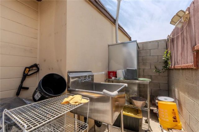 8636 Colbath, Los Angeles, CA 91402
