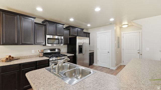 1649 N HOLLYHOCK CIR, Farmington, UT 84025
