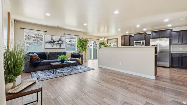 1649 N HOLLYHOCK CIR, Farmington, UT 84025