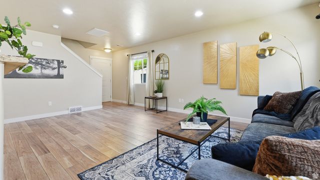 1649 N HOLLYHOCK CIR, Farmington, UT 84025