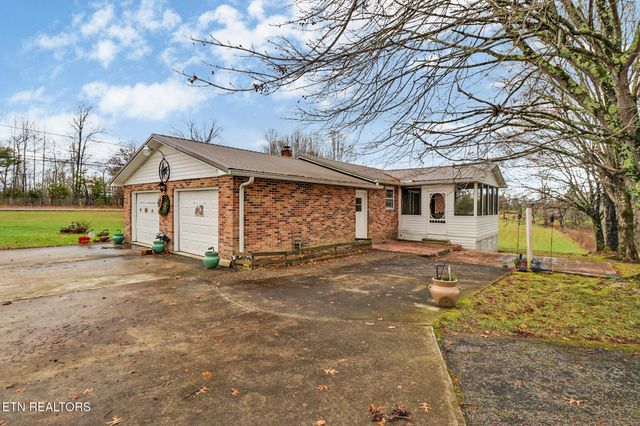 2620 Deer Lodge Hwy, Deer Lodge, TN 37726