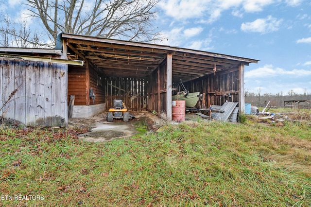 2620 Deer Lodge Hwy, Deer Lodge, TN 37726