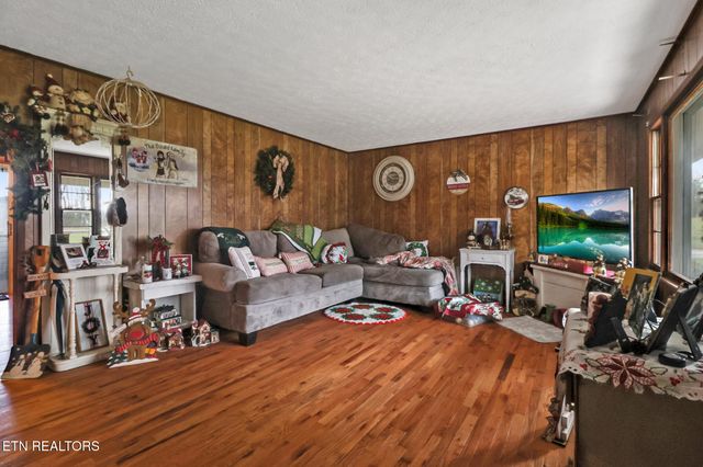 2620 Deer Lodge Hwy, Deer Lodge, TN 37726