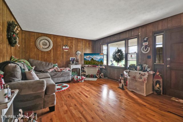 2620 Deer Lodge Hwy, Deer Lodge, TN 37726