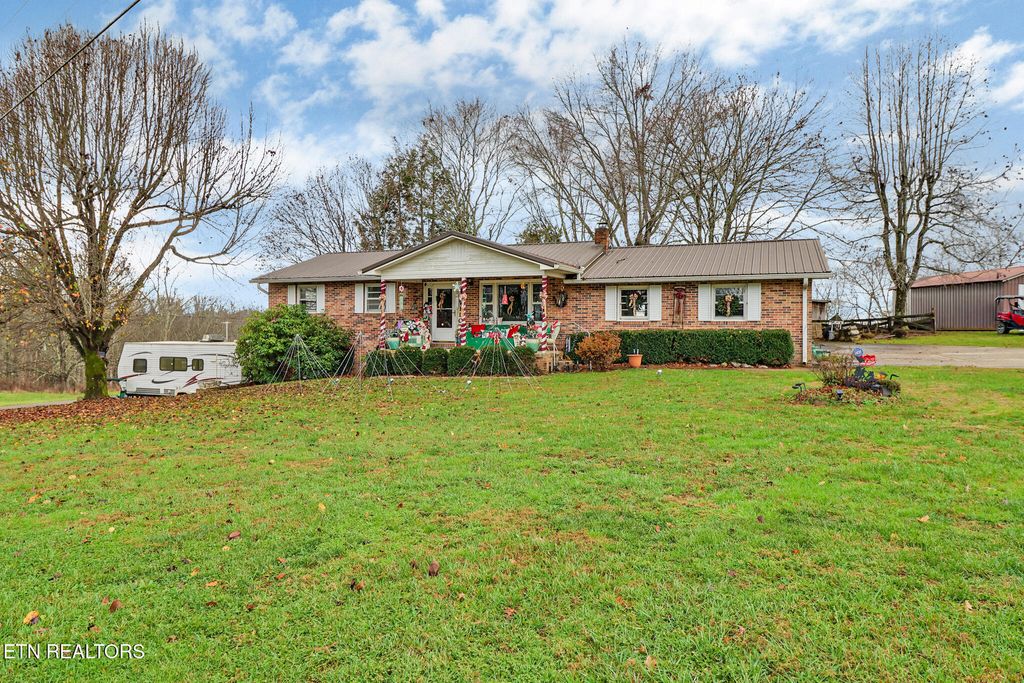 2620 Deer Lodge Hwy, Deer Lodge, TN 37726
