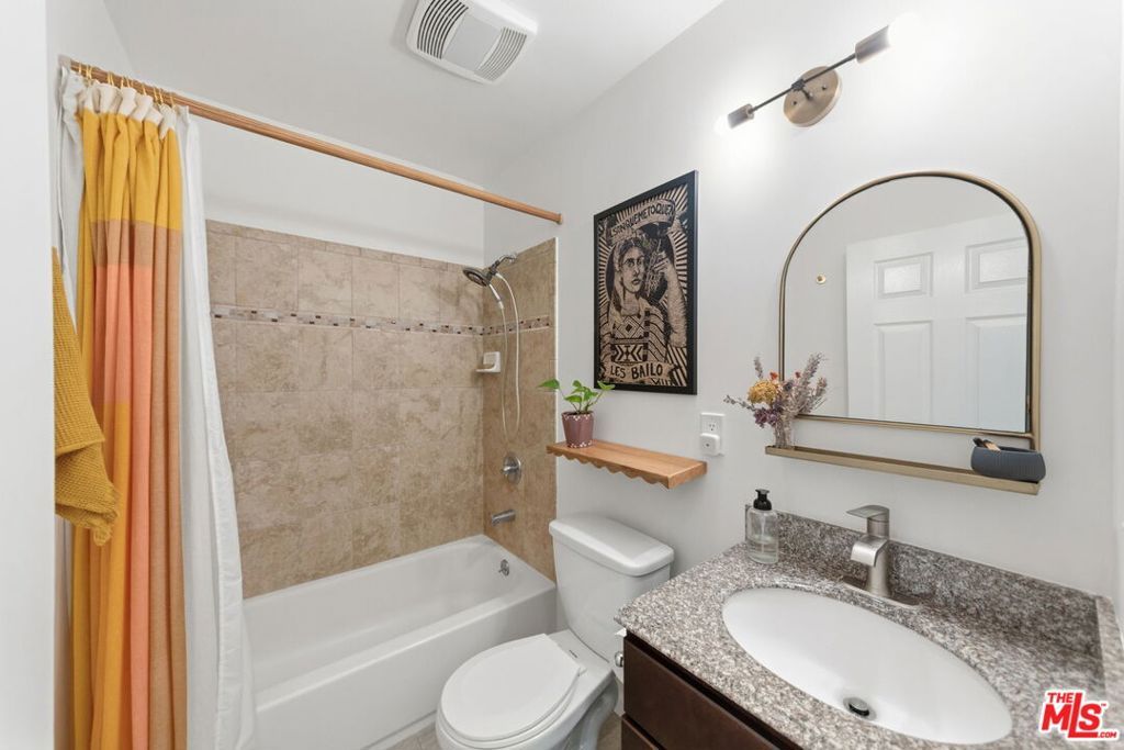 Image 16 of property listing at 3830 W 59th Street, Los Angeles, CA 90043