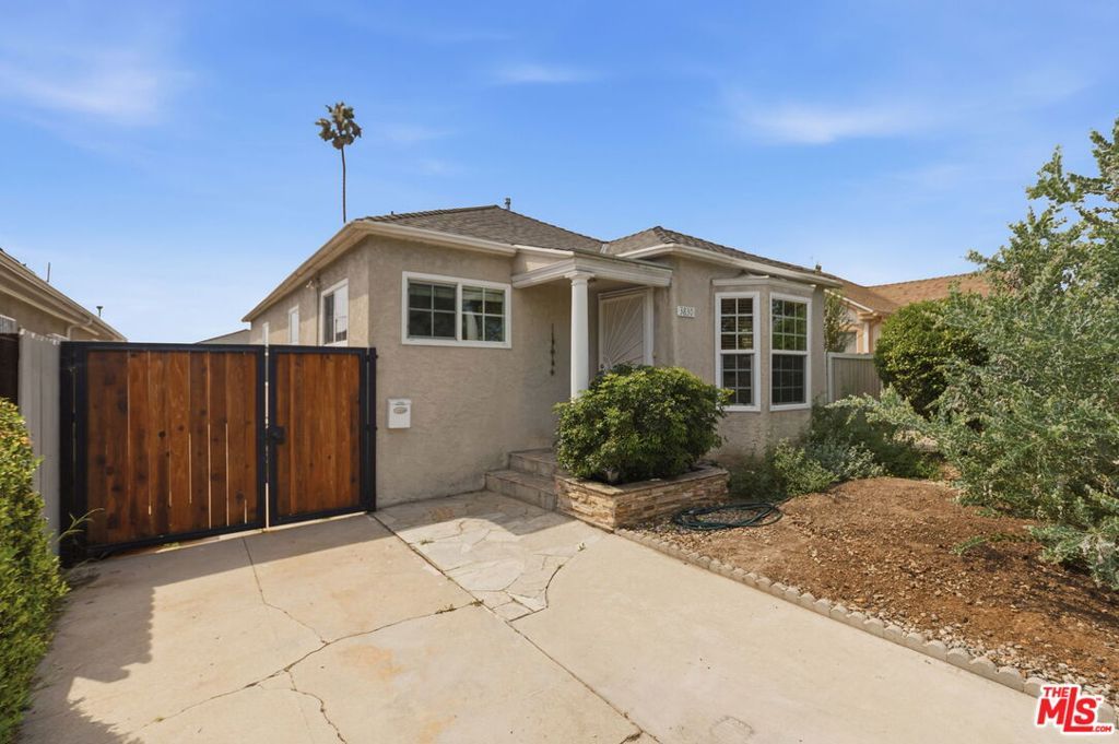 Image 2 of property listing at 3830 W 59th Street, Los Angeles, CA 90043