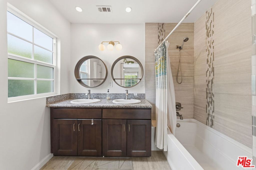 Image 22 of property listing at 3830 W 59th Street, Los Angeles, CA 90043