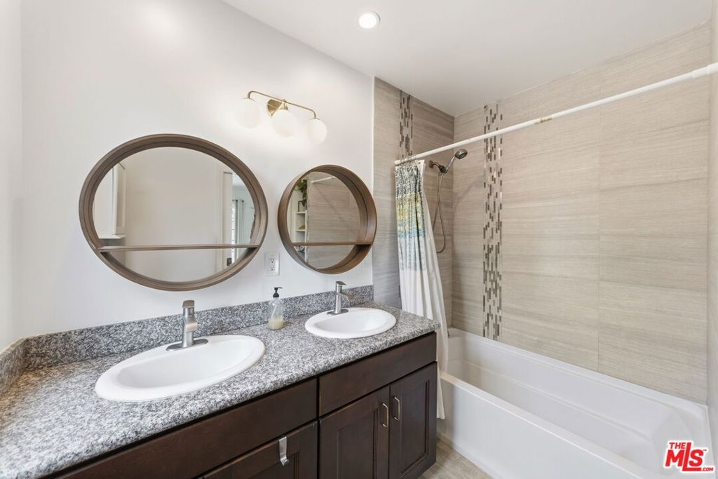 Image 23 of property listing at 3830 W 59th Street, Los Angeles, CA 90043