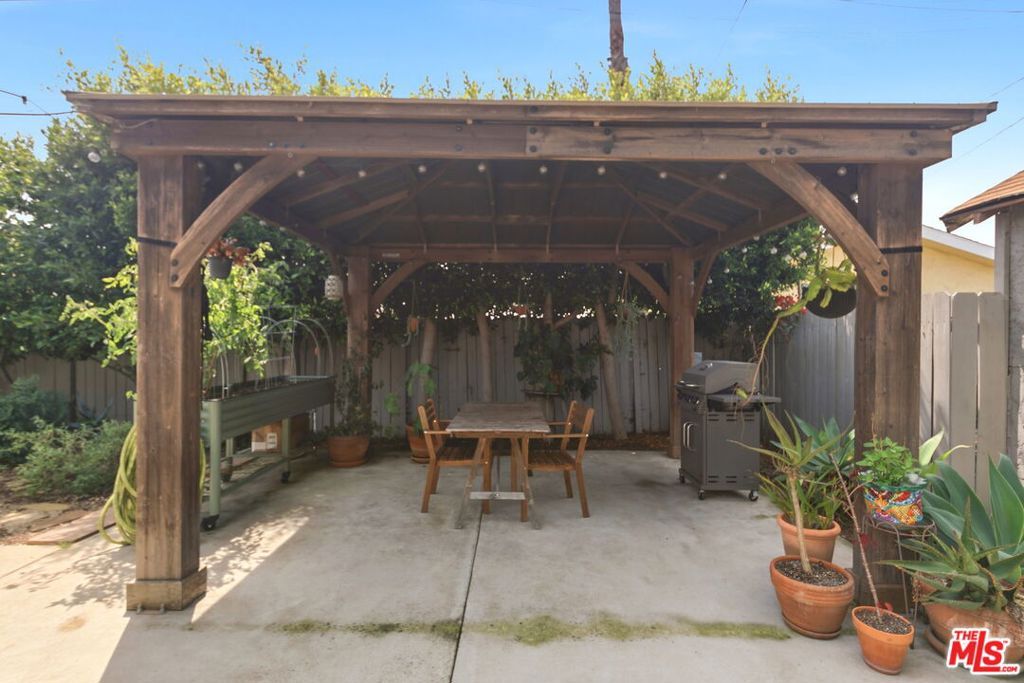 Image 30 of property listing at 3830 W 59th Street, Los Angeles, CA 90043