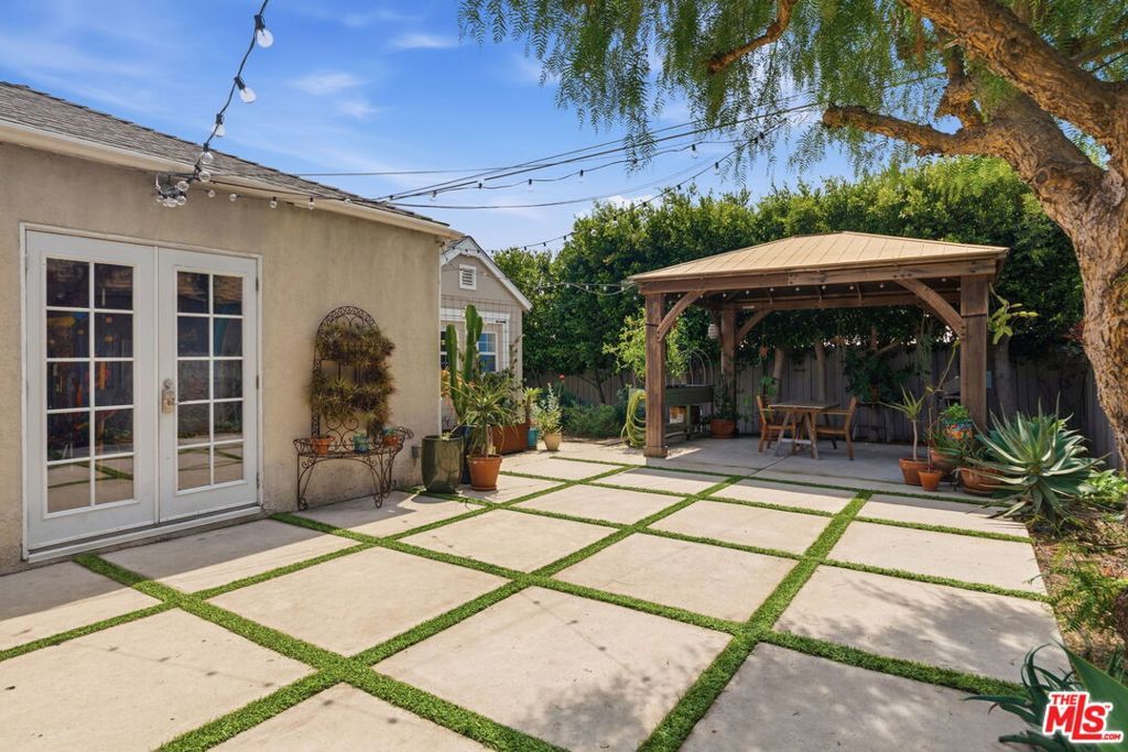 Image 31 of property listing at 3830 W 59th Street, Los Angeles, CA 90043