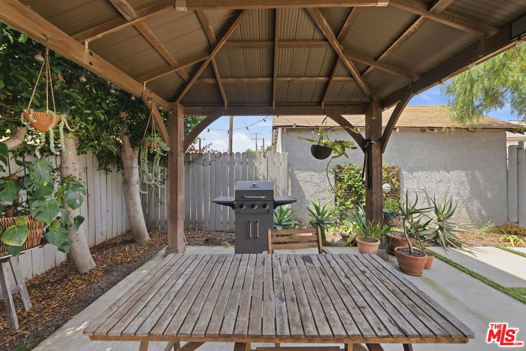 Image 33 of property listing at 3830 W 59th Street, Los Angeles, CA 90043
