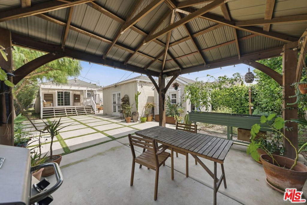 Image 34 of property listing at 3830 W 59th Street, Los Angeles, CA 90043
