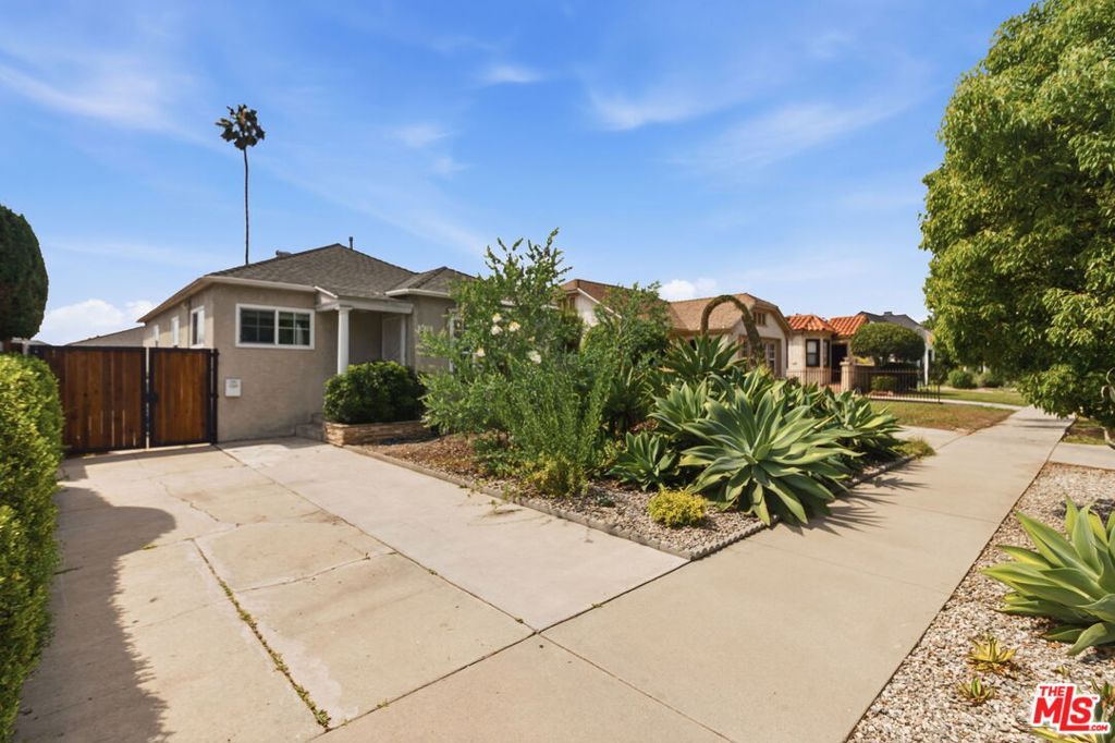 Image 4 of property listing at 3830 W 59th Street, Los Angeles, CA 90043