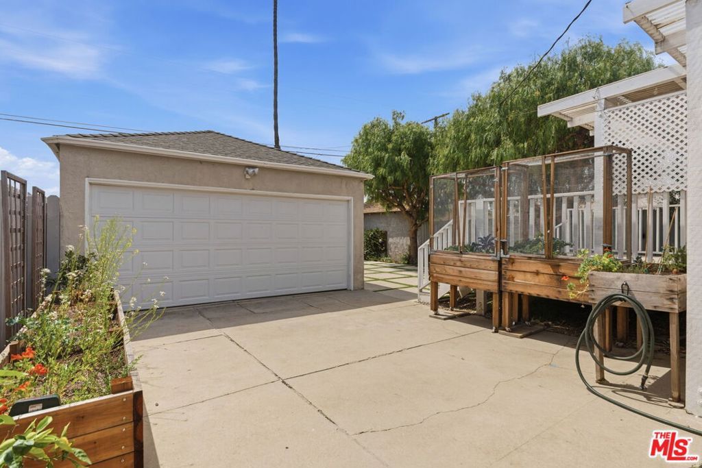 Image 40 of property listing at 3830 W 59th Street, Los Angeles, CA 90043