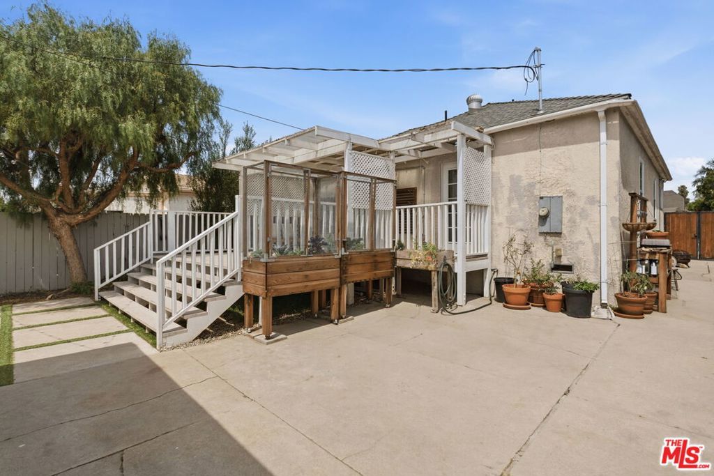 Image 41 of property listing at 3830 W 59th Street, Los Angeles, CA 90043