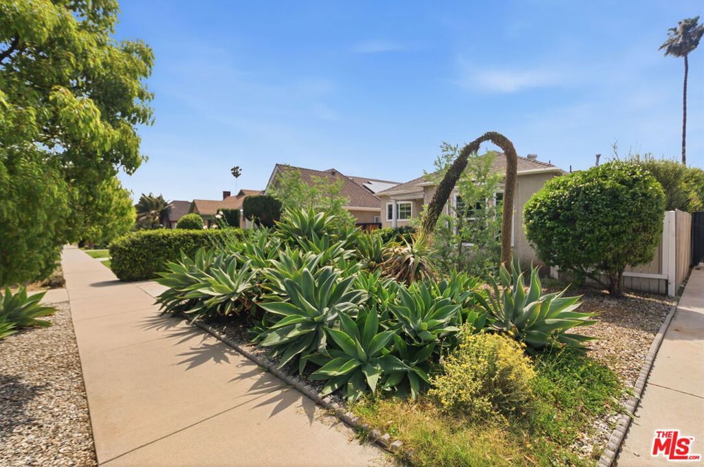 Image 5 of property listing at 3830 W 59th Street, Los Angeles, CA 90043