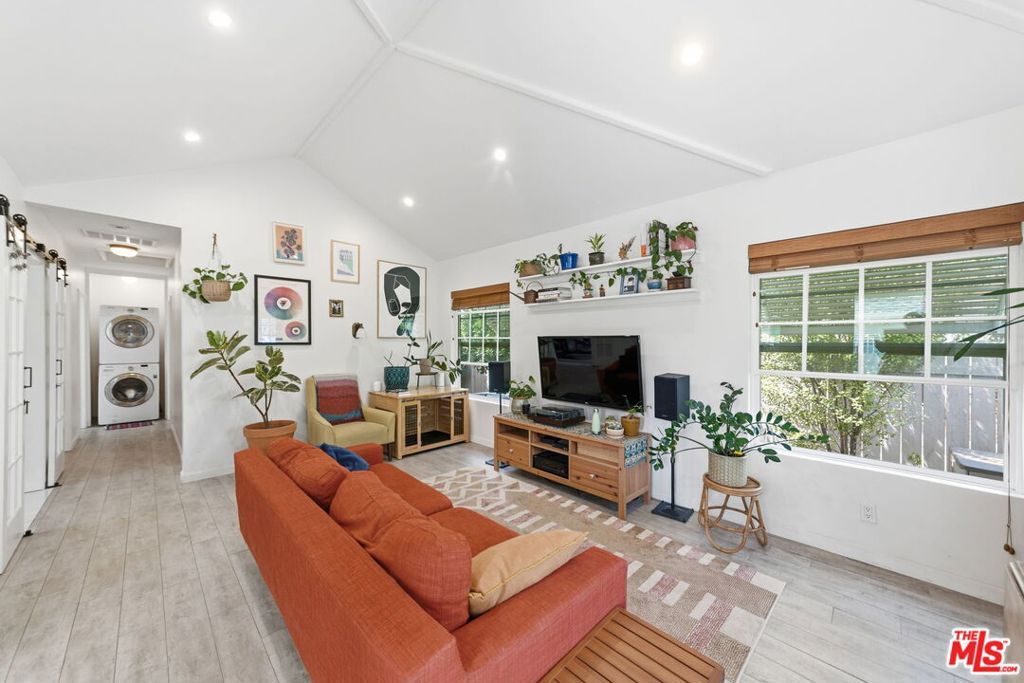 Image 6 of property listing at 3830 W 59th Street, Los Angeles, CA 90043