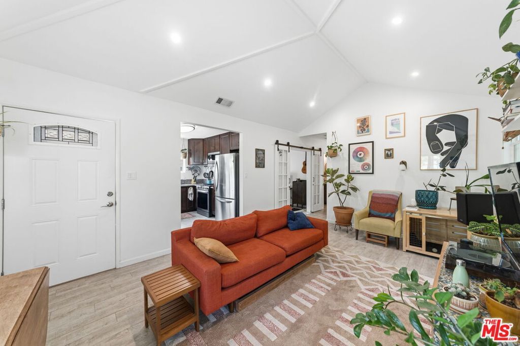Image 7 of property listing at 3830 W 59th Street, Los Angeles, CA 90043