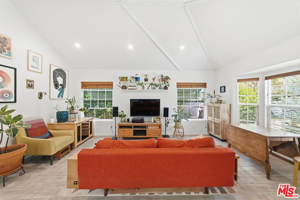 Image 8 of property listing at 3830 W 59th Street, Los Angeles, CA 90043