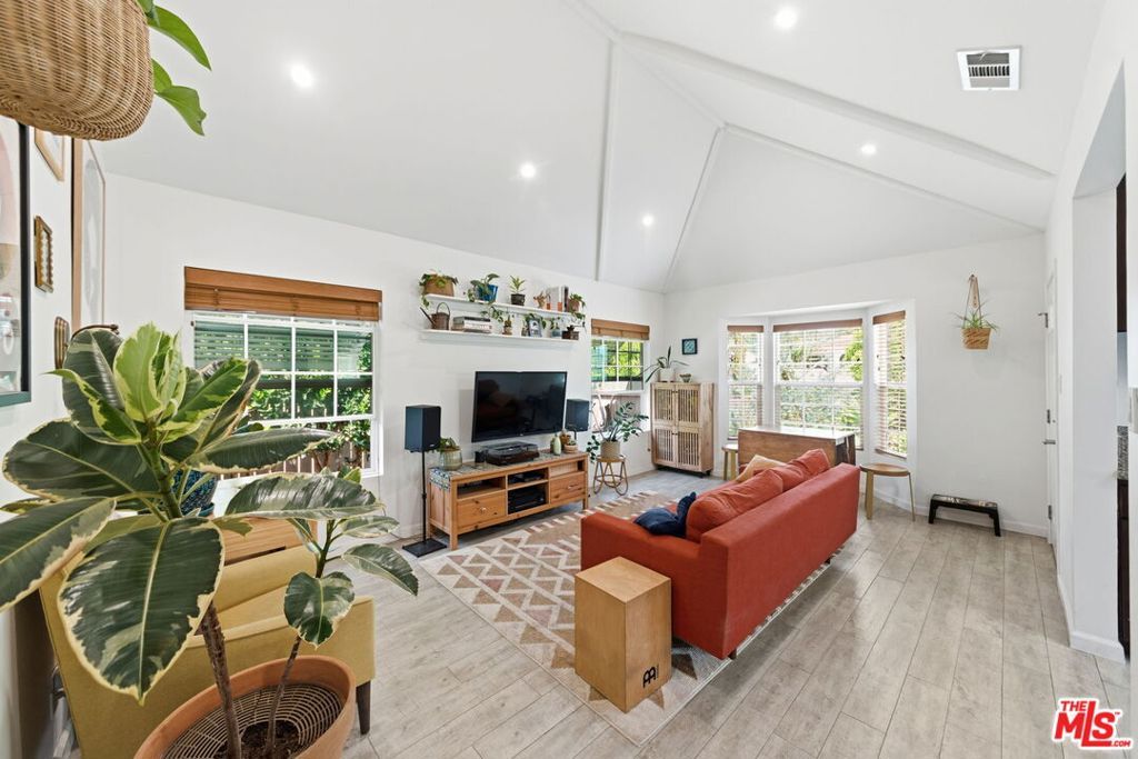 Image 9 of property listing at 3830 W 59th Street, Los Angeles, CA 90043