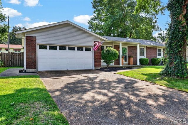 2812 Olde Gloucester Drive, St Charles, MO 63301