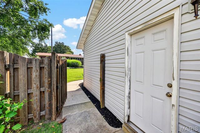 2812 Olde Gloucester Drive, St Charles, MO 63301