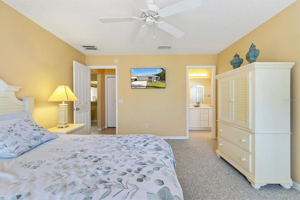 Image 16 of property listing at 1301 OAK FOREST DRIVE, The Villages, FL 32162