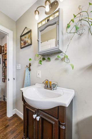 2104 Fernwood Dr, Nashville, TN 37216