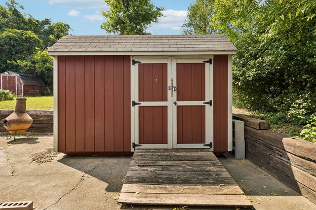 2104 Fernwood Dr, Nashville, TN 37216