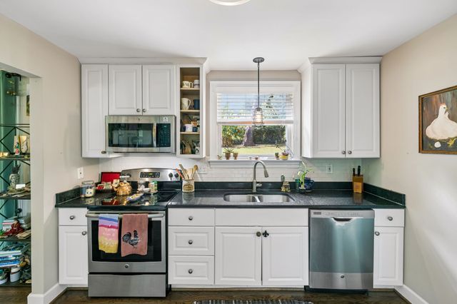 2104 Fernwood Dr, Nashville, TN 37216